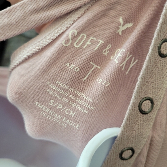 American Eagle Women's Small Soft & Sexy T Baby Pink Snap Button V-neck Cutout - Picture 7 of 8